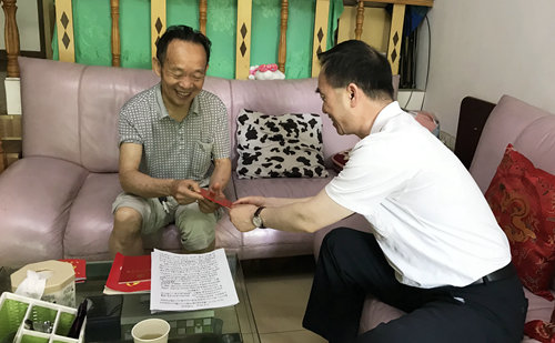 集團(tuán)領(lǐng)導(dǎo)看望慰問離退休黨員、基層困難黨員和年輕黨員(圖3) 集團(tuán)領(lǐng)導(dǎo)看望慰問離退休黨員、基層困難黨員和年輕黨員(圖3)