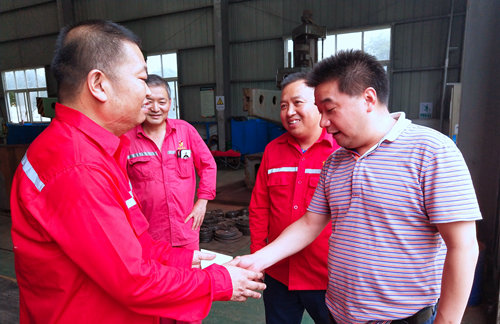 集團(tuán)領(lǐng)導(dǎo)看望慰問離退休黨員、基層困難黨員和年輕黨員(圖6) 集團(tuán)領(lǐng)導(dǎo)看望慰問離退休黨員、基層困難黨員和年輕黨員(圖6)