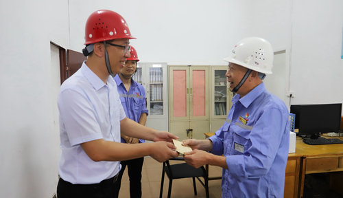 集團(tuán)領(lǐng)導(dǎo)看望慰問離退休黨員、基層困難黨員和年輕黨員(圖5) 集團(tuán)領(lǐng)導(dǎo)看望慰問離退休黨員、基層困難黨員和年輕黨員(圖5)