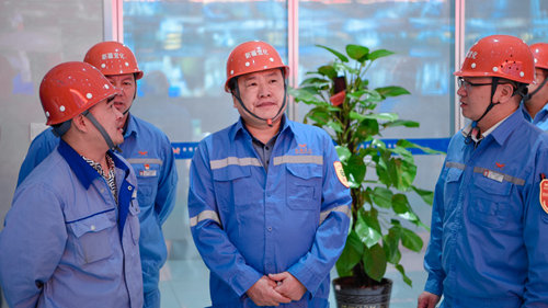 宜昌市委副書記袁衛(wèi)東一行到新疆宜化現(xiàn)場辦公(圖1) 宜昌市委副書記袁衛(wèi)東一行到新疆宜化現(xiàn)場辦公(圖1)