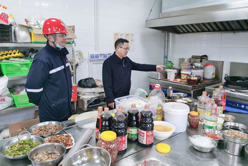 王大真在股份公司一線向全集團廣大干部職工拜年(圖14) 王大真在股份公司一線向全集團廣大干部職工拜年(圖14)