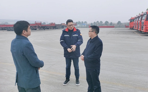 王大真在股份公司一線向全集團廣大干部職工拜年(圖15) 王大真在股份公司一線向全集團廣大干部職工拜年(圖15)