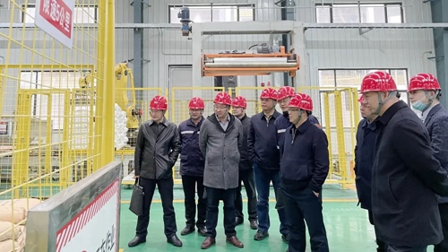 王大真帶隊到新材料公司現(xiàn)場慰問(圖2) 王大真帶隊到新材料公司現(xiàn)場慰問(圖2)