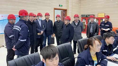 王大真帶隊到新材料公司現(xiàn)場慰問(圖1) 王大真帶隊到新材料公司現(xiàn)場慰問(圖1)