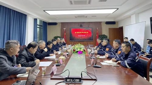 王大真帶隊到新材料公司現(xiàn)場慰問(圖3) 王大真帶隊到新材料公司現(xiàn)場慰問(圖3)