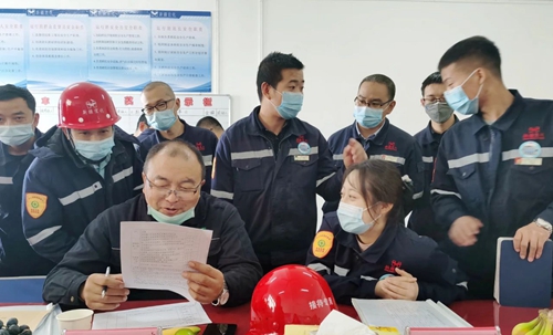 新疆宜化氯堿分廠氯乙烯三班、合成二班榮獲準東開發區安全標準化示范班組稱號(圖3) 新疆宜化氯堿分廠氯乙烯三班、合成二班榮獲準東開發區安全標準化示范班組稱號(圖3)