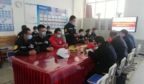 新疆宜化氯堿分廠氯乙烯三班、合成二班榮獲準東開發區安全標準化示范班組稱號(圖4) 新疆宜化氯堿分廠氯乙烯三班、合成二班榮獲準東開發區安全標準化示范班組稱號(圖4)