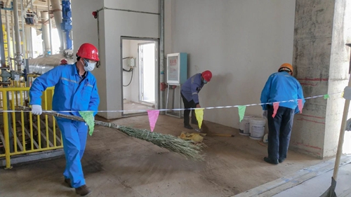 感受工程氛圍參與工程建設(shè) 集團(tuán)總部機(jī)關(guān)干部到新材料公司現(xiàn)場(chǎng)勞動(dòng)(圖3) 感受工程氛圍參與工程建設(shè) 集團(tuán)總部機(jī)關(guān)干部到新材料公司現(xiàn)場(chǎng)勞動(dòng)(圖3)