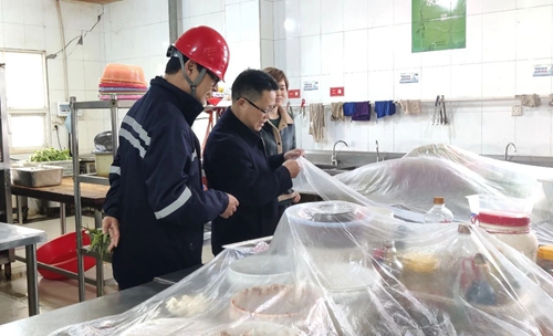 王大真除夕到松滋肥業(yè)和楚星公司走訪慰問(圖1) 王大真除夕到松滋肥業(yè)和楚星公司走訪慰問(圖1)