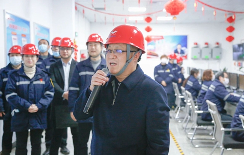 王大真在股份公司一線向全集團廣大干部職工拜年(圖2) 王大真在股份公司一線向全集團廣大干部職工拜年(圖2)