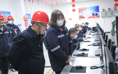 王大真在股份公司一線向全集團廣大干部職工拜年(圖3) 王大真在股份公司一線向全集團廣大干部職工拜年(圖3)