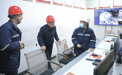 王大真在股份公司一線向全集團廣大干部職工拜年(圖4) 王大真在股份公司一線向全集團廣大干部職工拜年(圖4)