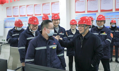 王大真在股份公司一線向全集團廣大干部職工拜年(圖5) 王大真在股份公司一線向全集團廣大干部職工拜年(圖5)