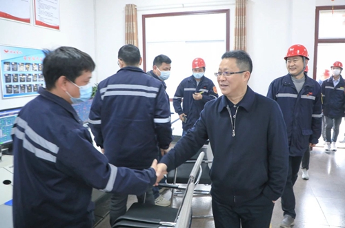 王大真在股份公司一線向全集團廣大干部職工拜年(圖6) 王大真在股份公司一線向全集團廣大干部職工拜年(圖6)