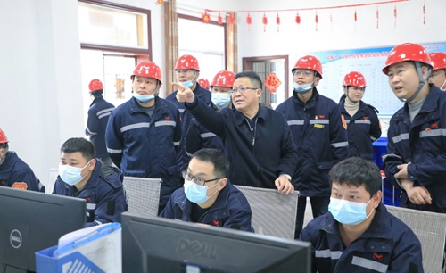 王大真在股份公司一線向全集團廣大干部職工拜年(圖7) 王大真在股份公司一線向全集團廣大干部職工拜年(圖7)