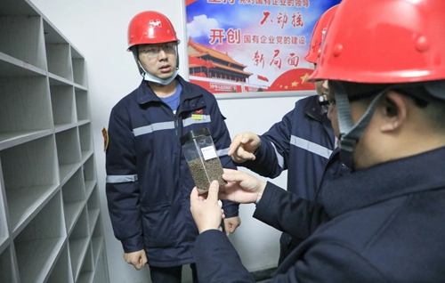 王大真在股份公司一線向全集團廣大干部職工拜年(圖8) 王大真在股份公司一線向全集團廣大干部職工拜年(圖8)