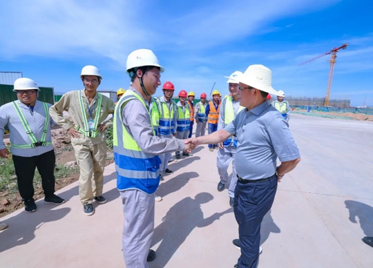 王大真看望慰問(wèn)田家河項(xiàng)目建設(shè)一線干部職工(圖2) 王大真看望慰問(wèn)田家河項(xiàng)目建設(shè)一線干部職工(圖2)