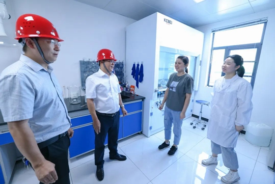 王大真看望慰問一線干部職工(圖1) 王大真看望慰問一線干部職工(圖1)