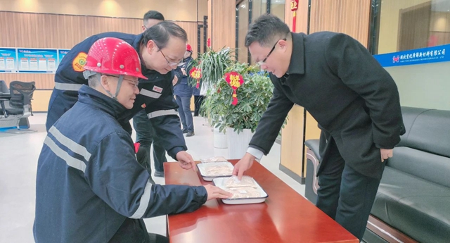 大年初一，王大真到田家河新項(xiàng)目和分子公司走訪(fǎng)慰問(wèn)(圖4)