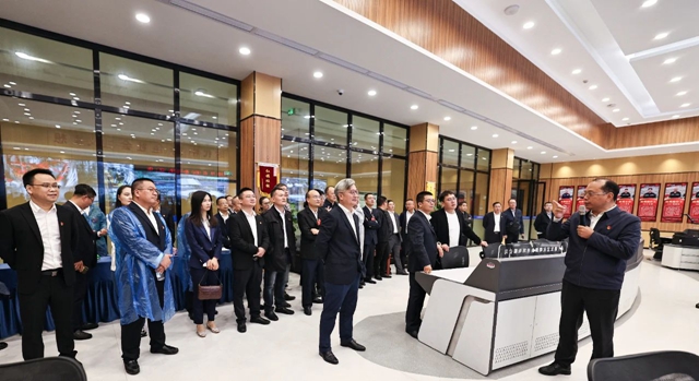 肩負重托共謀發展!集團七屆二次職代會代表報到并參觀田家河新項目(圖2) 肩負重托共謀發展!集團七屆二次職代會代表報到并參觀田家河新項目(圖2)