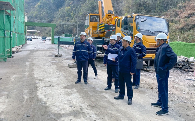 王大真到礦業公司現場檢查項目建設等工作(圖1) 王大真到礦業公司現場檢查項目建設等工作(圖1)