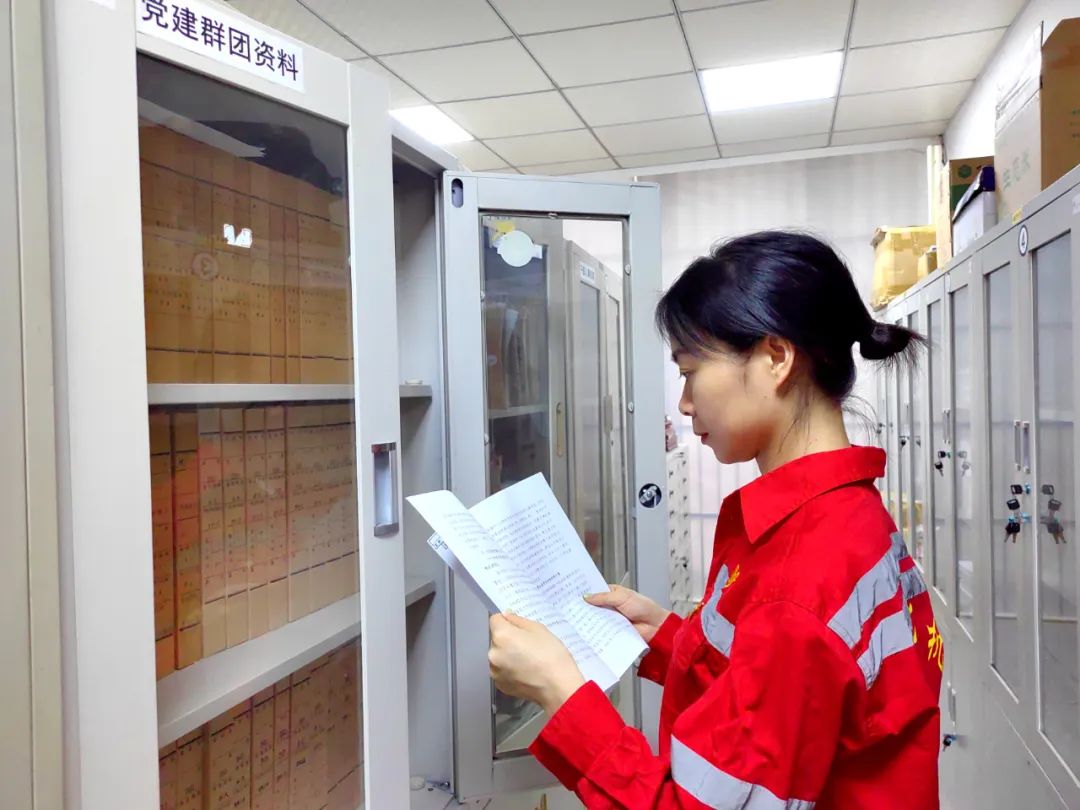 【宜化榜樣】化機(jī)公司李丹:提升素質(zhì)強(qiáng)技能,勇于奉獻(xiàn)顯擔(dān)當(dāng)(圖4) 【宜化榜樣】化機(jī)公司李丹:提升素質(zhì)強(qiáng)技能,勇于奉獻(xiàn)顯擔(dān)當(dāng)(圖4)