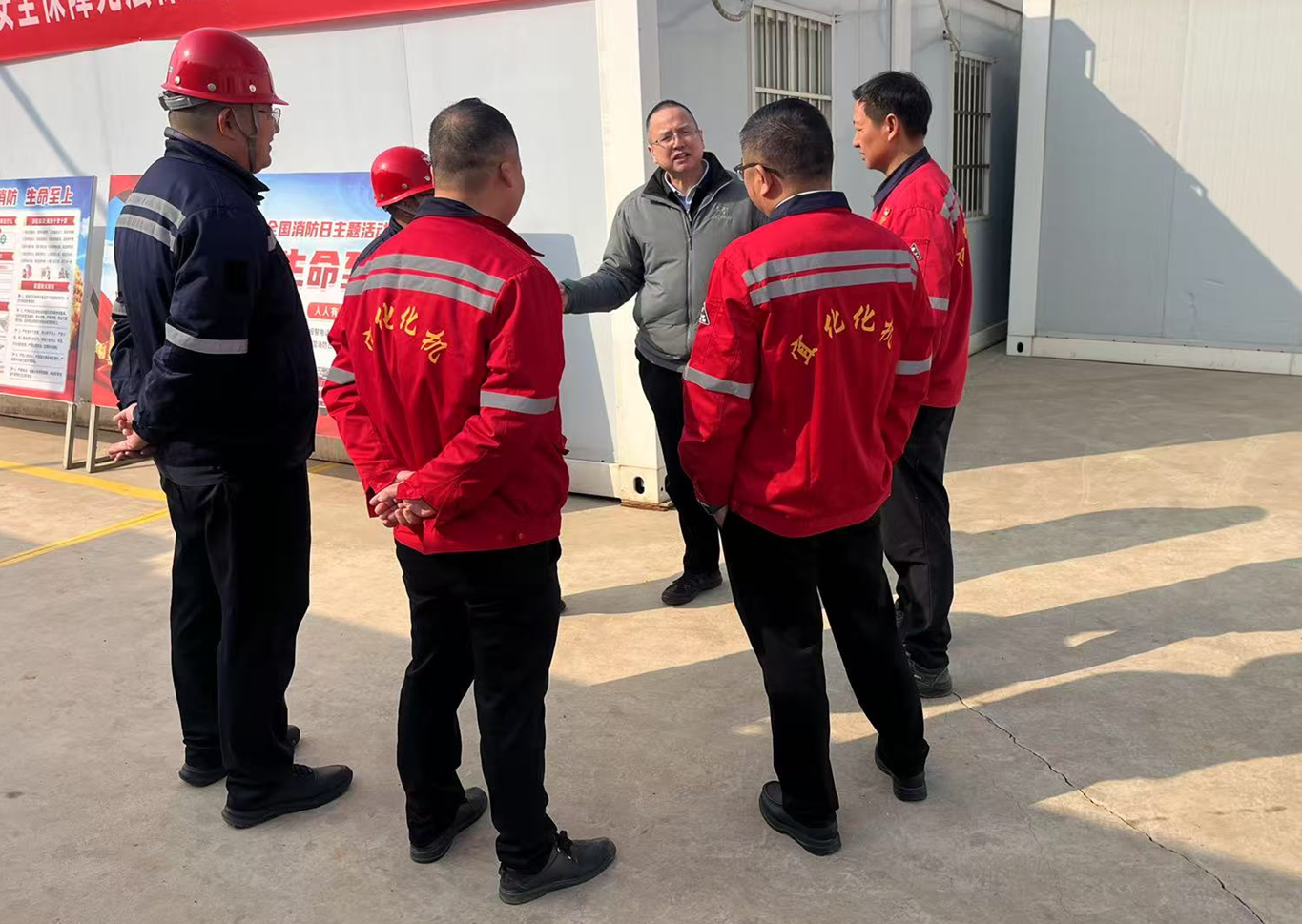 化機公司黨委書記、董事長、總經理楊中澤到項目現場走訪慰問(圖1) 化機公司黨委書記、董事長、總經理楊中澤到項目現場走訪慰問(圖1)