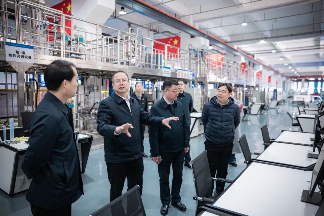 宜化化機(jī)黨委書(shū)記、董事長(zhǎng)、總經(jīng)理?xiàng)钪袧色@聘三峽職院“湖北產(chǎn)業(yè)教授”(圖4)