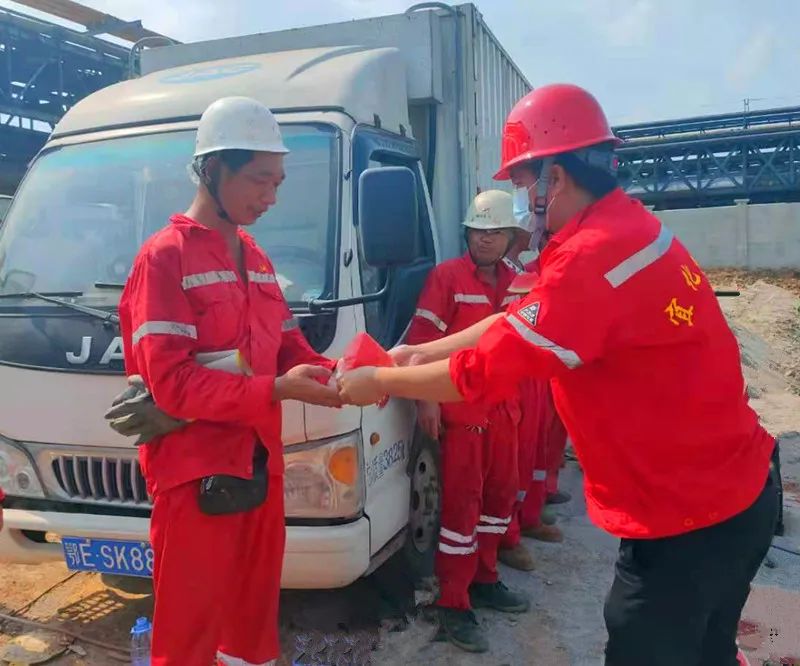 化機(jī)公司開(kāi)展送清涼活動(dòng)(圖4) 圖片