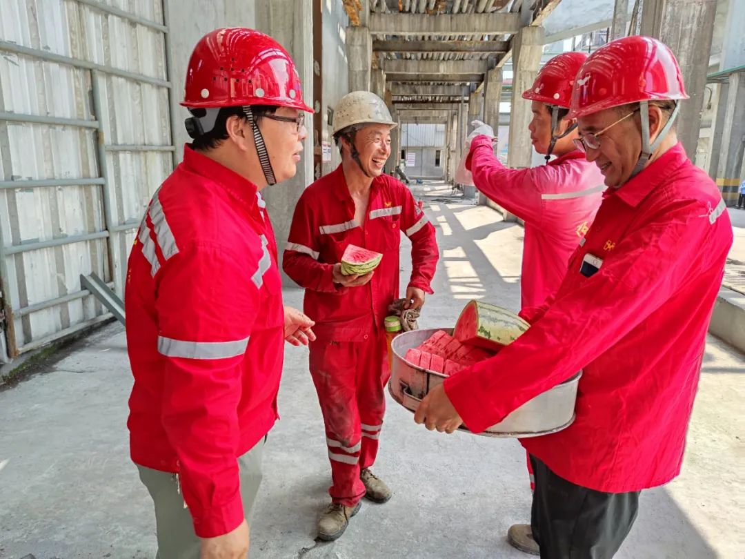 化機(jī)公司開(kāi)展送清涼活動(dòng)(圖2) 圖片