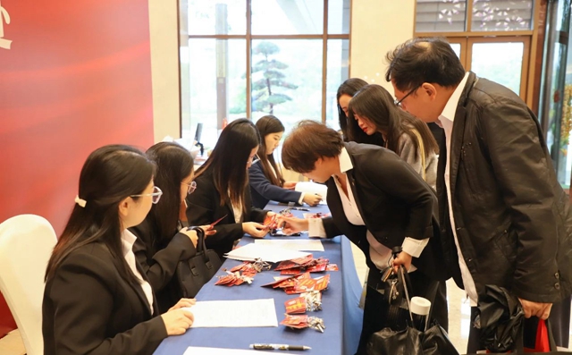 肩負重托共謀發展！集團七屆二次職代會代表報到并參觀田家河新項目